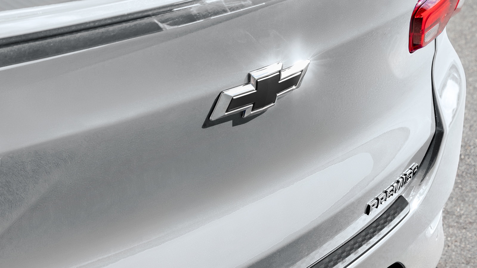 Emblema trasero negro, es parte del kit black de accesorios para Chevrolet Onix 2025, sedán deportivo