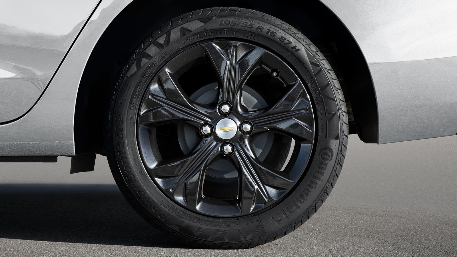 Rines en aluminio de 16 pulgadas color negro, son parte del kit black de accesorios para Chevrolet Onix 2025, sedán deportivo