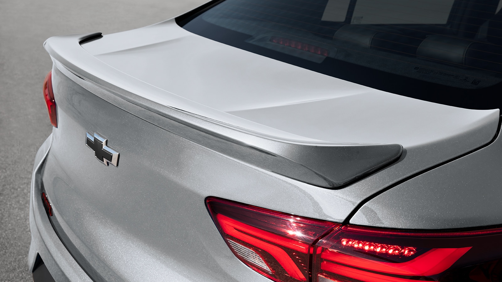 Alerón de cajuela, es parte del kit sport de accesorios para Chevrolet Onix 2025, sedán deportivo