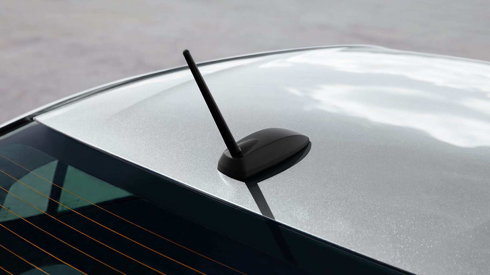 Antena frontal, es parte del kit black de accesorios para Chevrolet Onix 2025, sedán deportivo