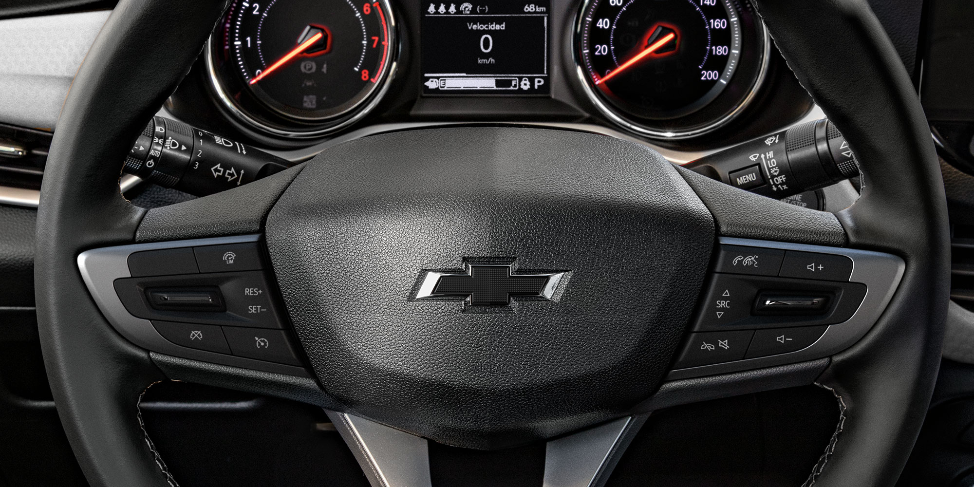 Volante de 3 brazos con controles de audio.