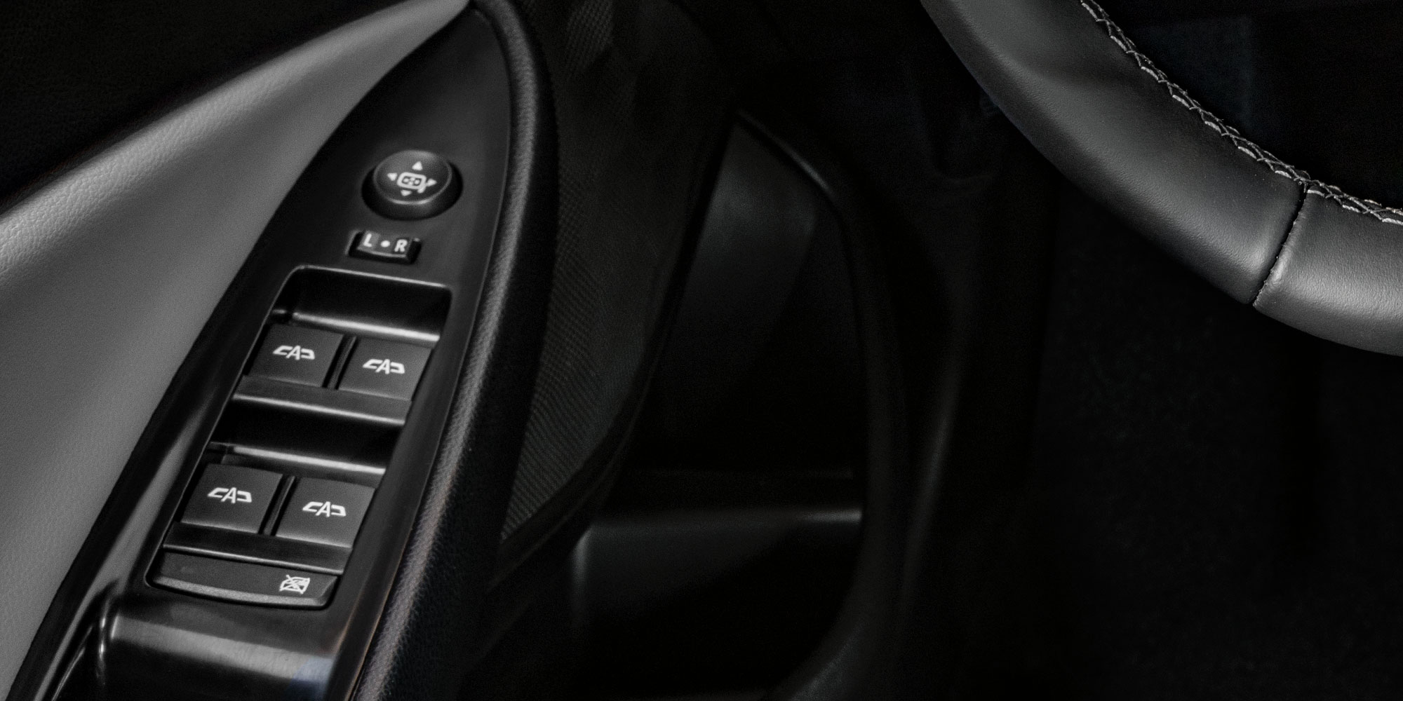 Ventanas eléctricas con función para bajar desde control remoto.